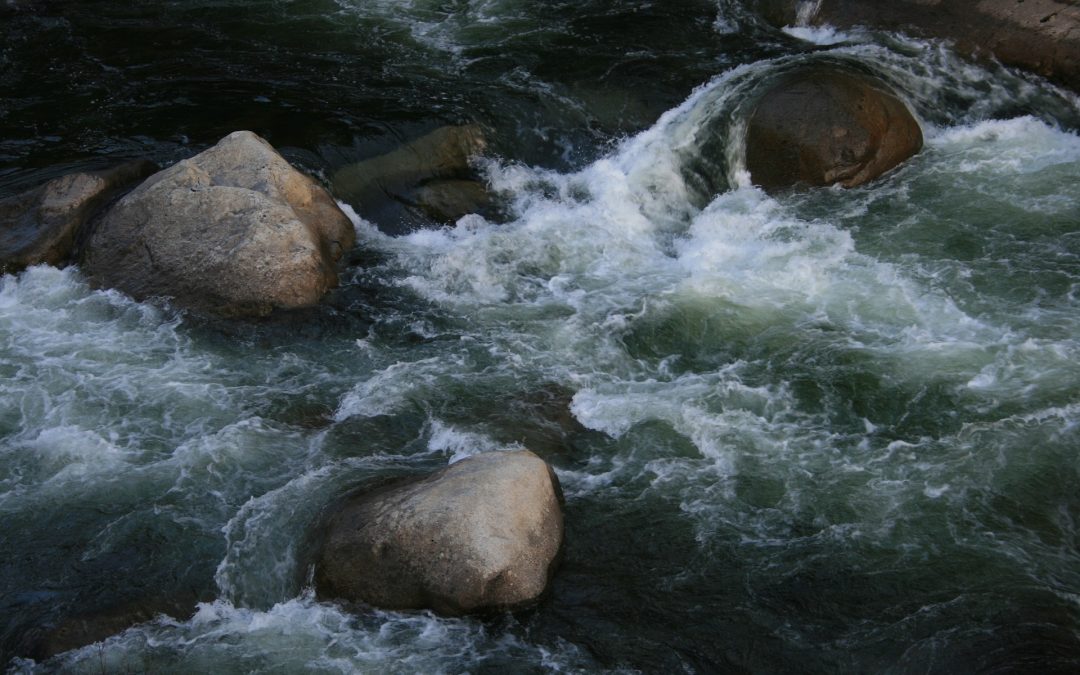 激流によって尖った石も磨かれる